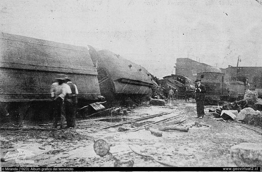 Carros volcados durante del tsunami del año 1922 en Coquimbo, Chile