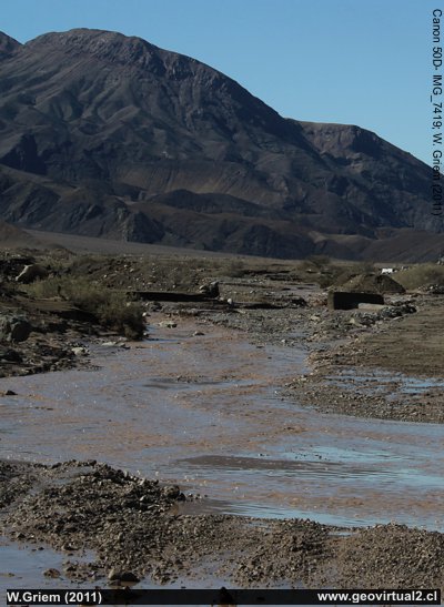Abfliessende Wassermassen in der Atacama Wüste in einem Trockental bei Copiapó