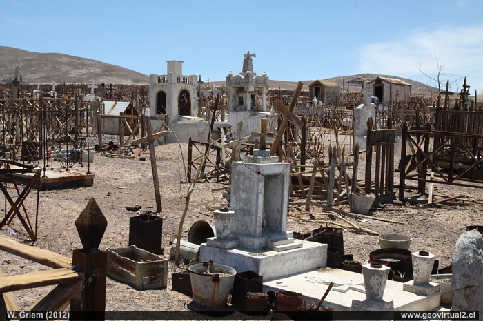 Cementerio Santa Luisa en pleno desierto de Atacama, Chile
