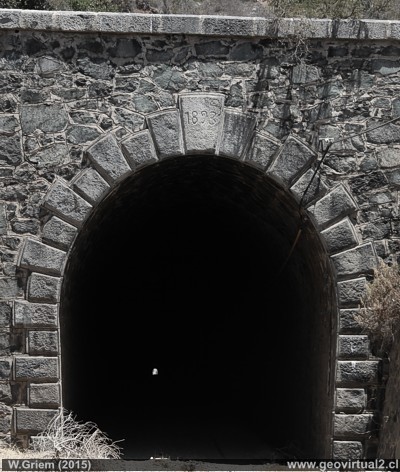 Portal del túnel Cavilolén, Chile