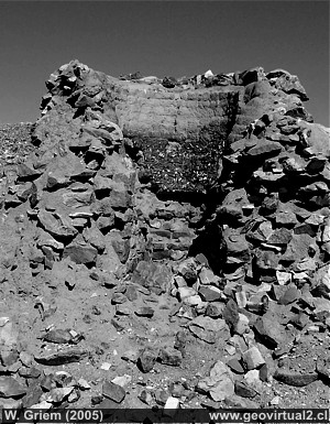 Ruinen eines Schornsteins in Tres Punta, Atacamawüste