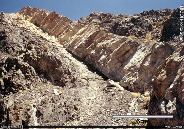Dique magmático en la Quebrada Chañaral Alto, Atacama - Chile