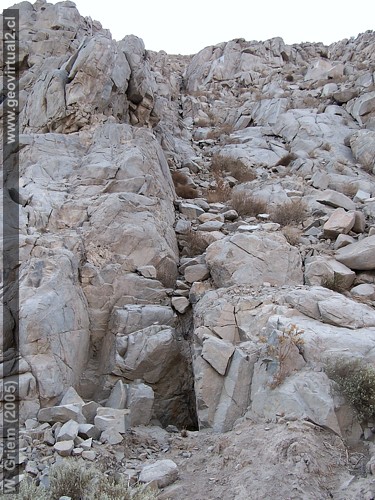 Falla tectónica en rocas intrusivas (Región Atacama, Chile)