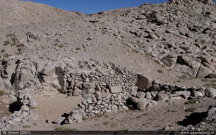 Ruinen unn Mauern in der Domeyko-Cordillera, ein wichtiger Stützpunkt für Reisende der vorherigen Jahrhunderte, Atacama - Chile