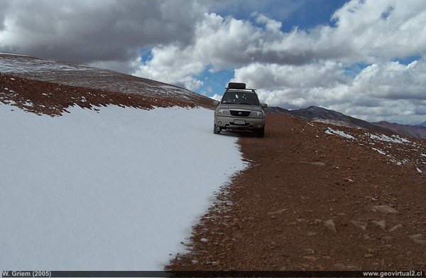 Der Cachito Pass mit seinen 4190 meter Seehöhe. Es kann schon etwas verschneit sein (Atacama, Chile)