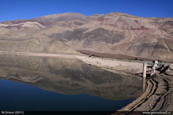 Lautaro reservoir; Atacama Region - Chile: Rocks colored by hydrothermal alterations give the sector a special note