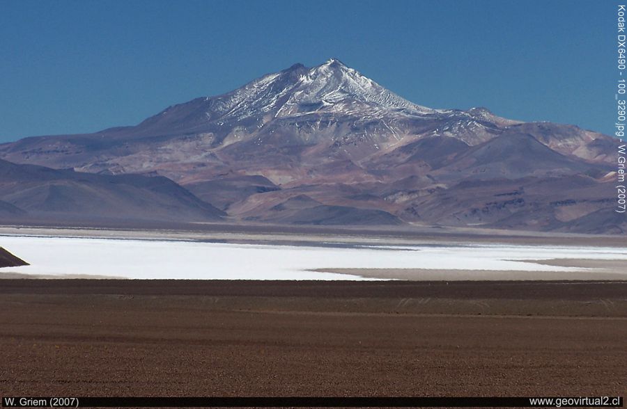 Der Maricunga Salzsee vom Norden aus gesehen mit dem Vulkan Copiapó, Atacama Region, Chile