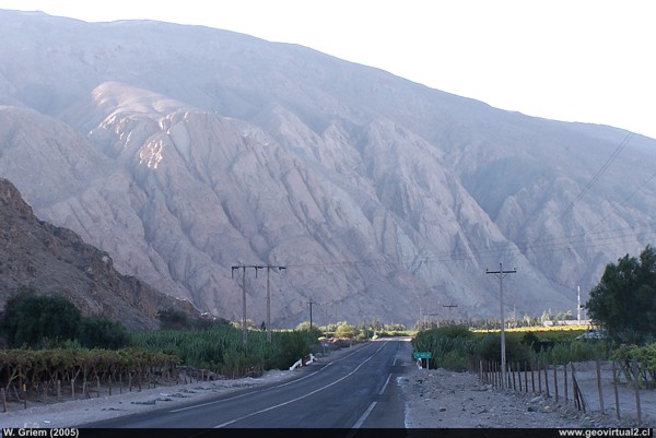 Sector El Yeso - Potrero Seco; Atacama Region - Chile: The mountain range of strata, almost vertical, marks the sector.