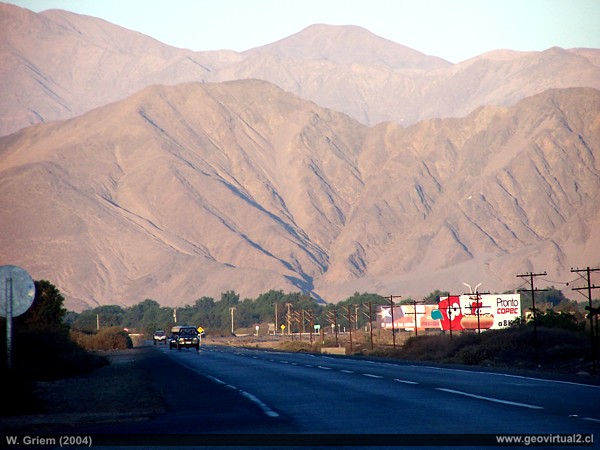 Atacama: La carretera Panamericana cerca Toledo / Copiapo, Chile