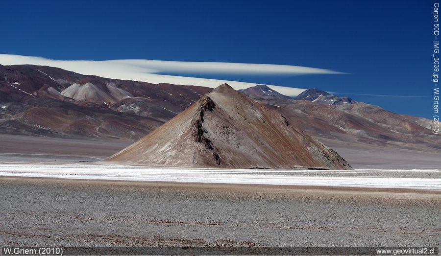Der Maricunga Salzsee mit seinem Inselberg - in den Anden der Atacama Wüste, Chile