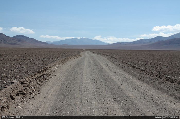Camino en llano de Varas - Atacama, Chile
