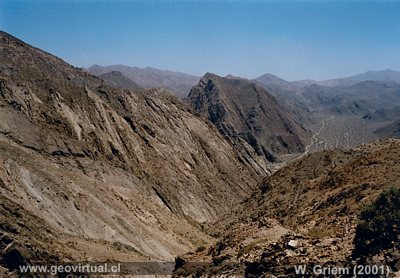 Estratos de caliza en la Qda. Descubridora (Región Atacama)