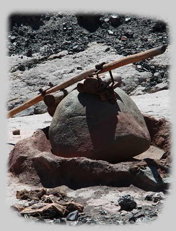 Maray in Algarrobito zeigt von den früheren Bergbauaktivitäten im Bereich - Atacama Wüste in Chile