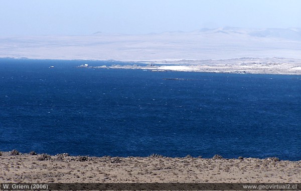 Blick auf die Pazifikküste bei El Salado in der Atacama Wüste in Chile