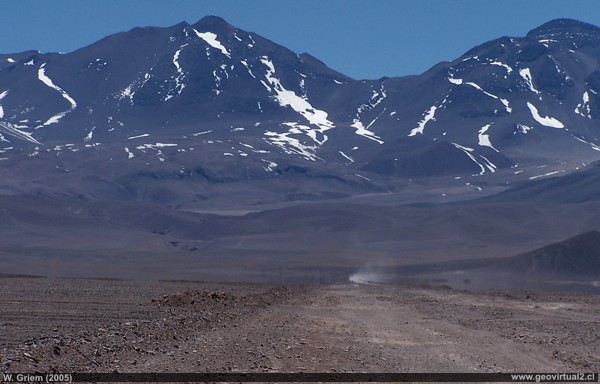 Ebene am Maricunga Salzsee und der Weg von Santa Rosa zur Lagune Negro Francisco. Im Hintergrund der Berg "Tres Cruces - Atacama, Chile