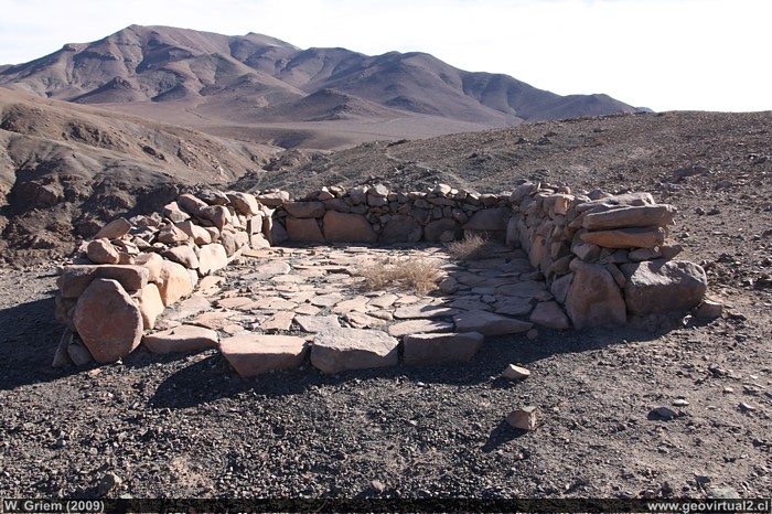 Berge und Ruinen bei Llampos und Carrera Pinto in der Atacama-Wüste, Chile