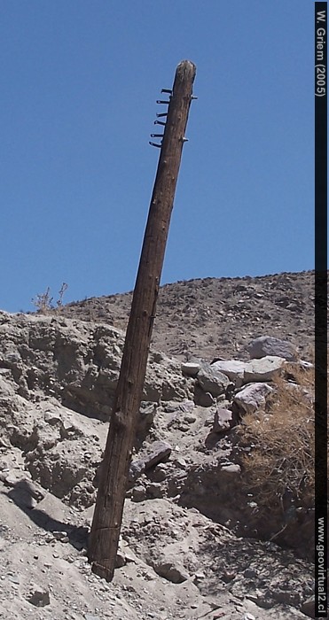 Letzte Reste von San Bartolo: Ein Strommast zeigt von vergangenem Glanz - Heute nur Ruinen und Wüste, Atacama Region in Chile