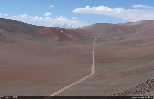 Strasse zum Pircas Negras Pass in der Atacama-Wüste - Chile
