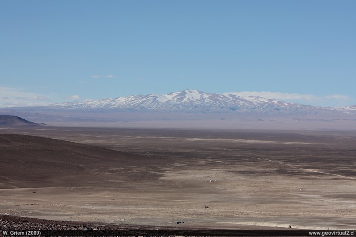 Cerca Altamira - Desierto de Atacama: Vista hacia la Cordillera Domeyko Cerro Varas y Punta de Viento en alrededor de 70 kilómetros de distancia