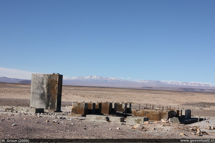 Estación de bombeo de la salitrera Severin en el desierto de Atacama, Chile