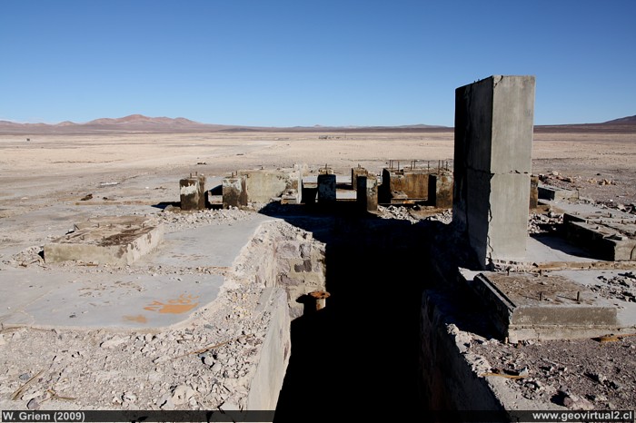 Ruinas de la estación de bombeo de la oficina salitrera Severin en el desierto de Atacama, Chile