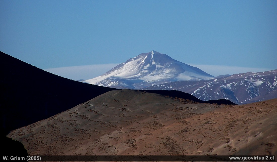 El volcan Copiapo desde portezuelo El Gato en la Region de Atacama, Chile