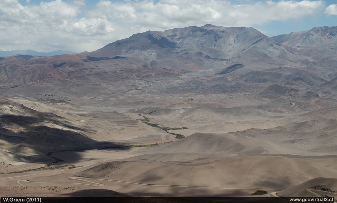 El cerro Cadillal o Anselmo desde Portezuelo Pircas Negras en la Region de Atacama - Chile