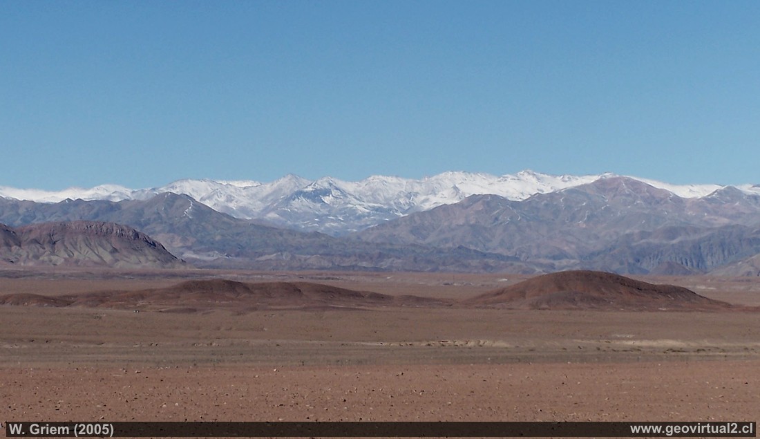 Wüstenlandschaft mit der Andenhauptkette im Hintergrund - Atacamawüste