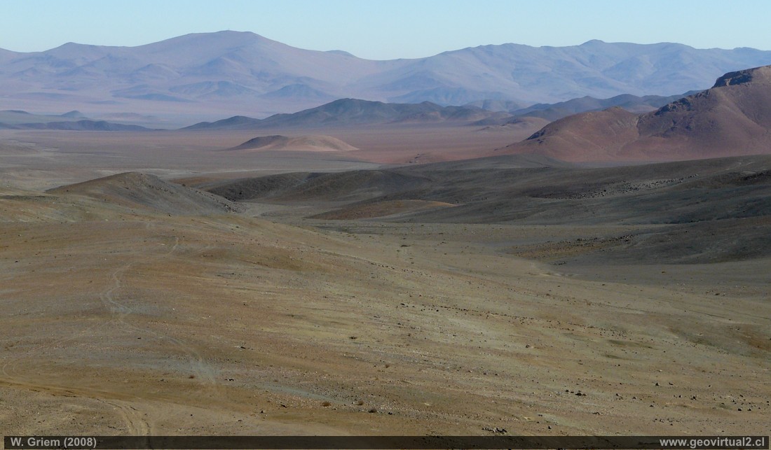 Im Schutt versunkene Berge in der Atacama Wüste - hier bei den Silberminen von Tres Puntas