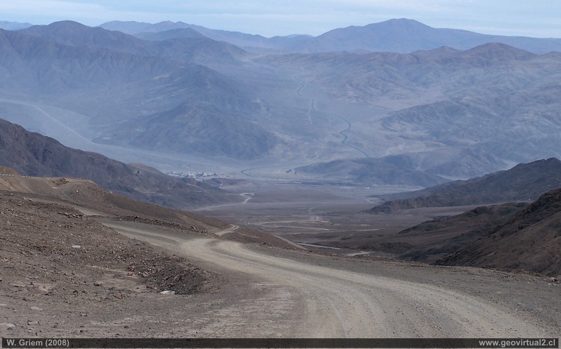 Blick auf das Dorf El Salado und der Küstenkordillere in der Atacamawüste 