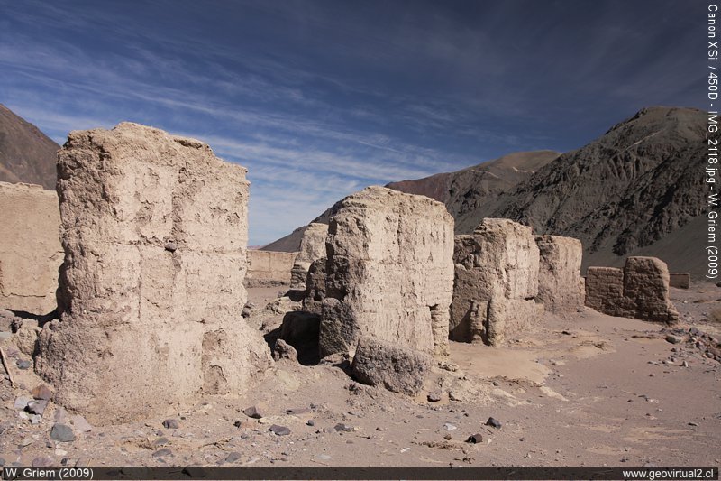 Ruinen der ehemaligen Wüsten Siedlung Puquios in der Atacama-Wüste, Chile