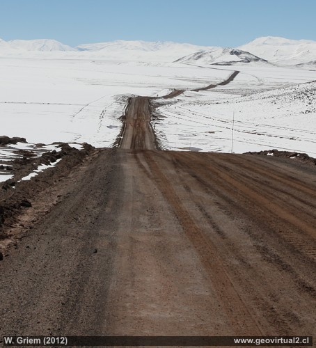 Camino en la cordillera de los Andes en Atacama