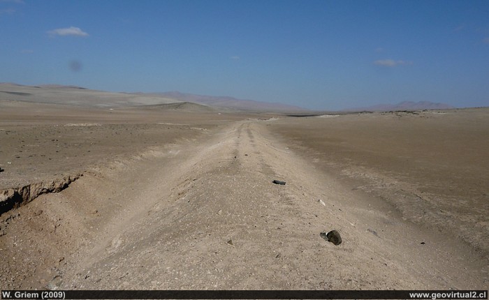 Terraplen de la line ferrea hacia la mina El Algarrobo - Región Atacama, Chile