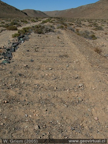 Die Schwellenabdrücke der Eisenbahnlinien in der Atacama Wüste sin noch nach 60 Jahren erkennbar