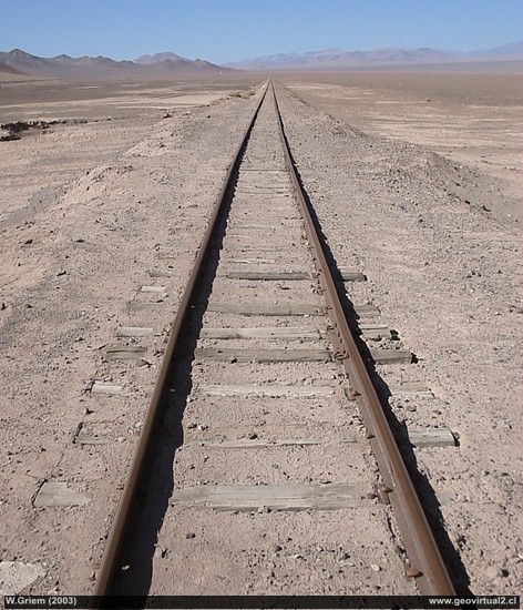Linea ferrea en el llano de Varas, Carrera Pinto - Región de Atacama
