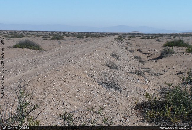 Terraplen de la linea a Yerba Buenas traspasando el Llano de Diaz en Atacama, Chile