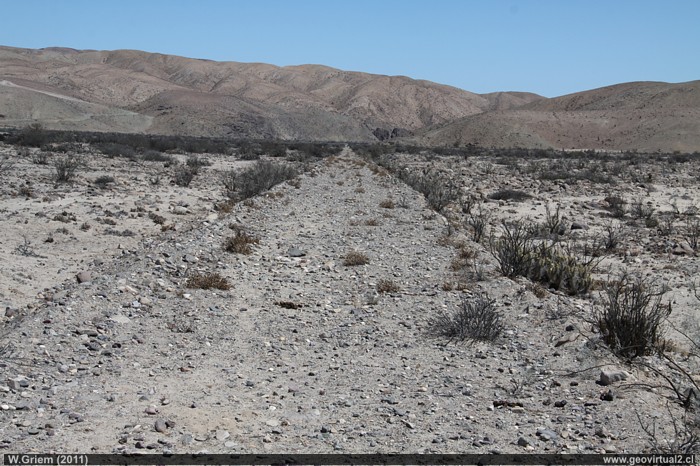 Terraplen en pleno desierto de Atacama: Linea ferrea hacia Merceditas