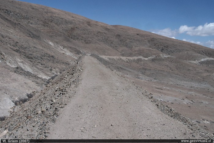 Terraplen de la ex linea ferrea a Animas en la Region de Atacama - Chile