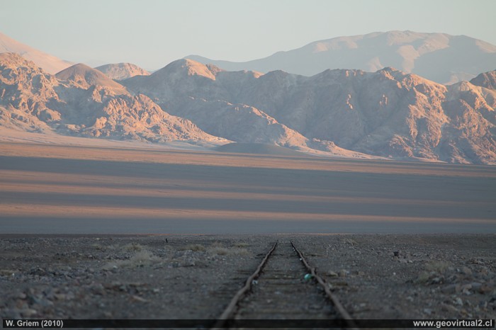 Llano de Varas - linea ferrea longitudinal en el desierto de Atacama, Chile