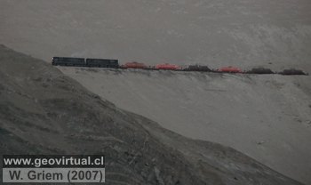 Tren bajando de la cuesta Montandon, Región Atacama - Chile 