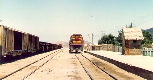 Güterzug im Bahnhof von Diego de Almagro (Chile) um 1985