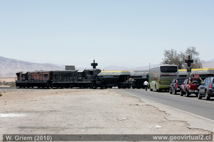 Tren cruce la carretera Panamericana en Atacama, Chile 