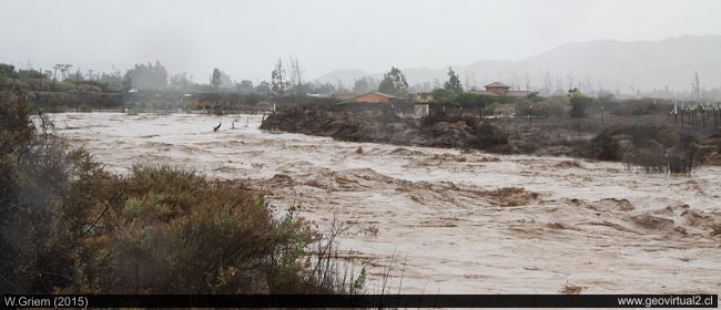 Der Copiapo-Fluss in der Atacama Wüste nach schweren Regenfällen 2015, Chile