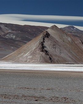 Erosión diferenciada - un Dique, Salar de Maricunga en la Región de Atacama - Chile