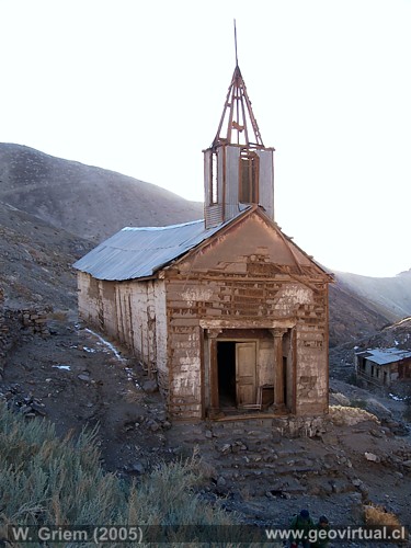 Frontis de la iglesia de Cerro Blanco en la Región Atacama, Chile