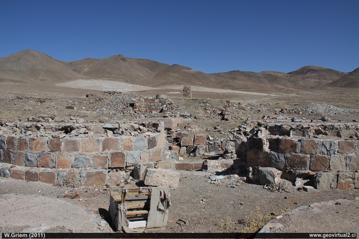 Planta abandonda, en ruinas en pleno desierto de Atacama, cerca Inca de Oro