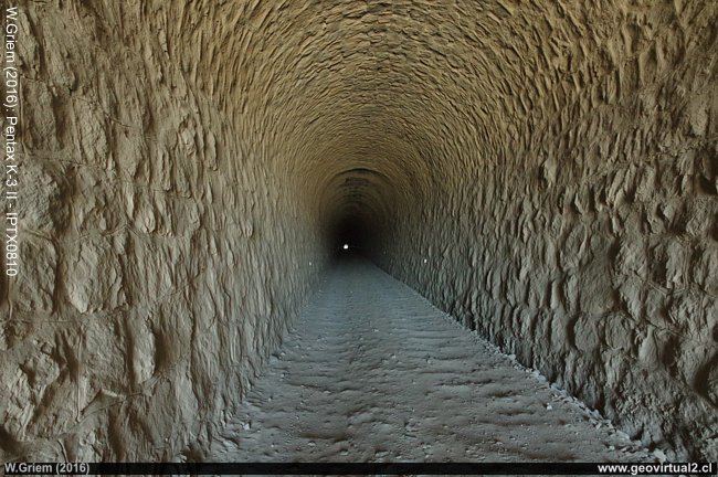 Interior del túnel Las Astas, Chile