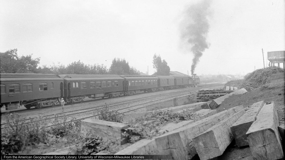 Tren cerca de Quitratúe en la Región de Araucanía, sur de Chile en 1930