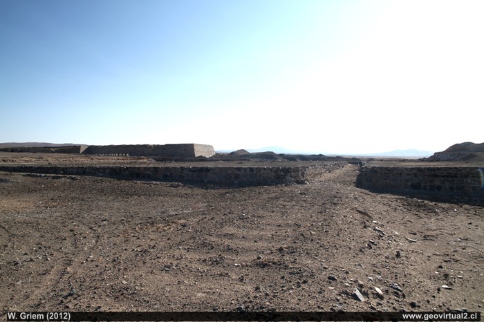 Entrada y zona de carga de la Oficina Tricolor en el desierto de Atacama