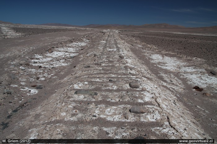Cerca de la Oficina Alemania - Lineas ferreas en el desierto de Atacama 